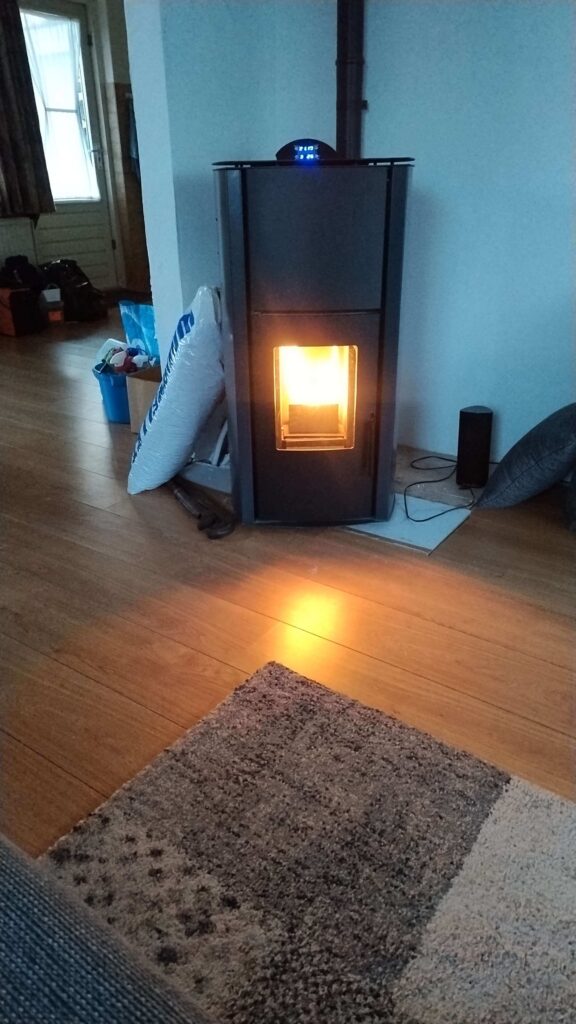 Een foto van de Milkuz-12kv pelletkachel te koop bij Westenbergverhuur