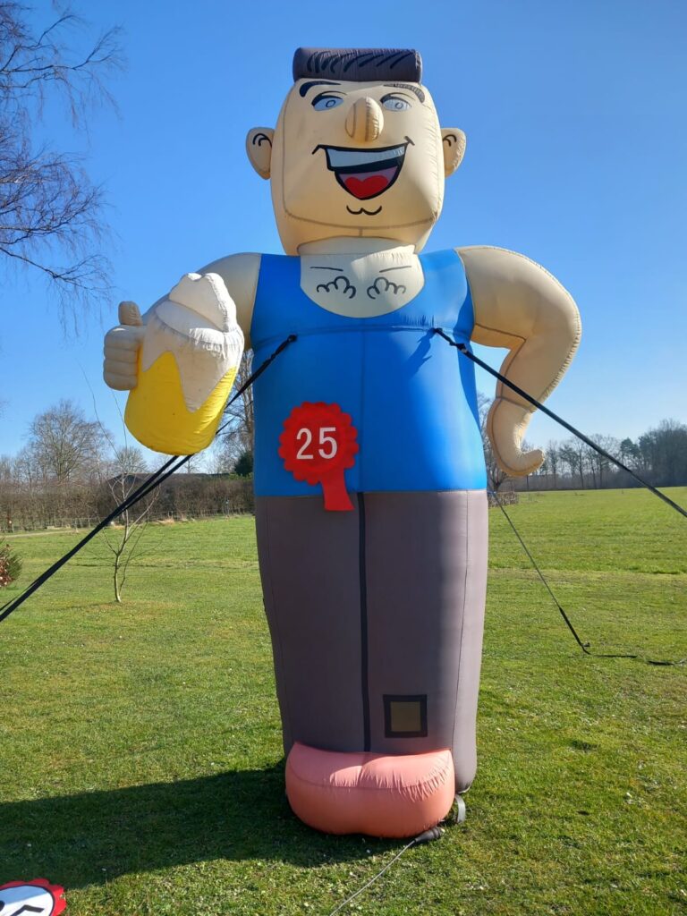 Opblaasbare pop van Man met een bierglas