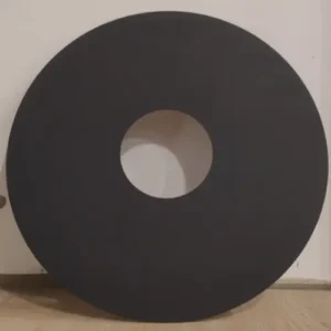 Rozet mat zwart 80mm met de achtergond een witte muur